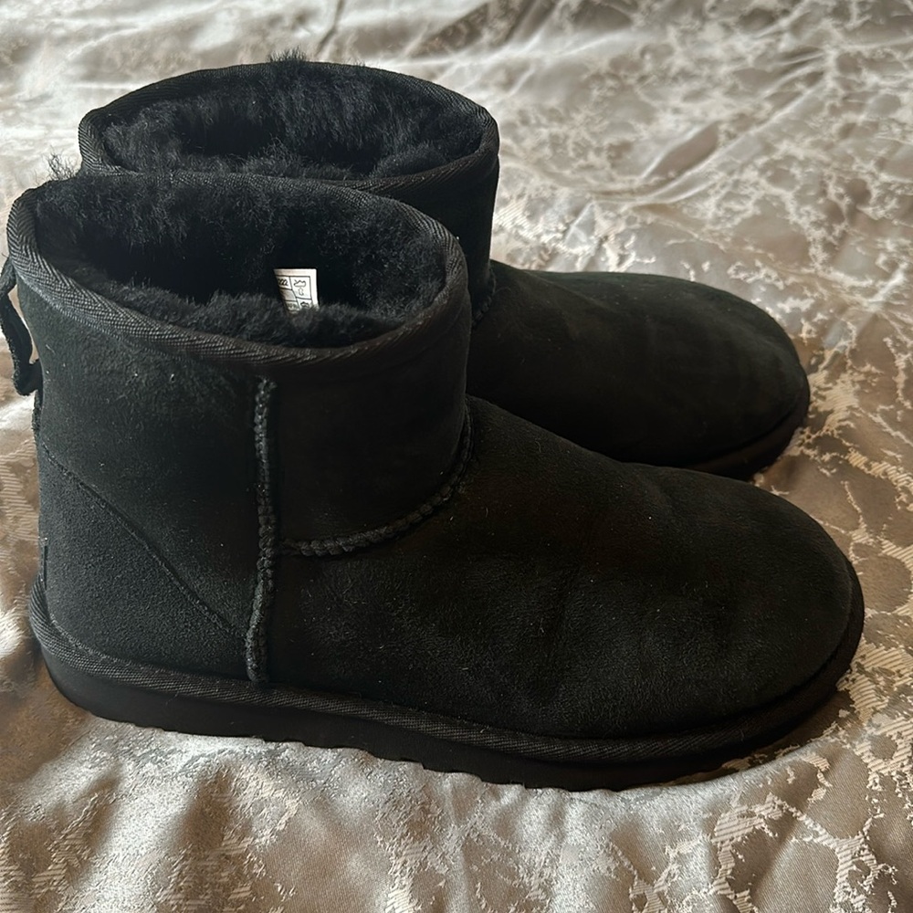 Black uggs short boot